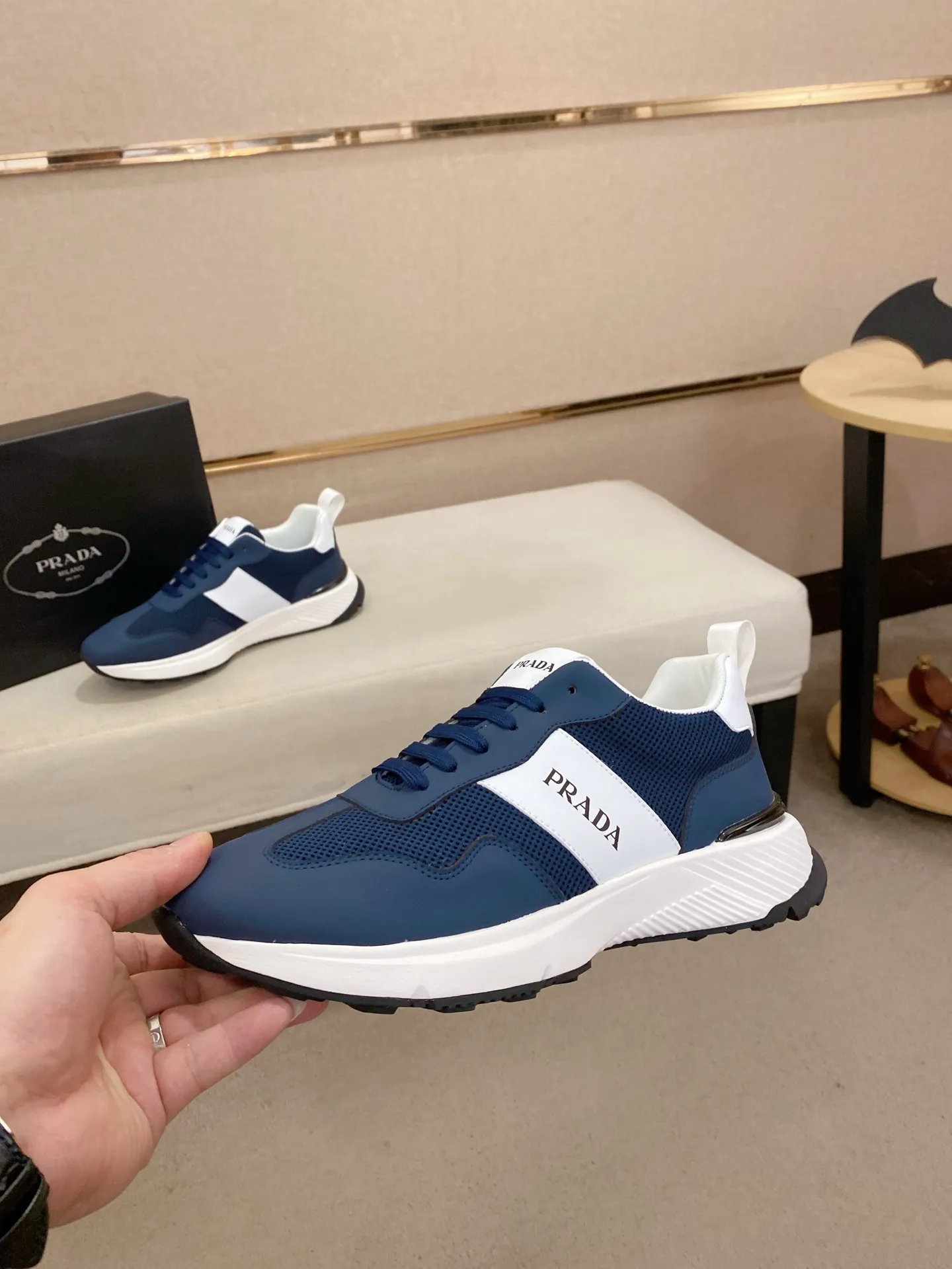 Men's shoes 💰 442💰 ✔️✔️✔️The new PRADA (Prada) counters are launched simultaneously. The new men's shoes and 😘fabrics are made of selected cowhide and waterproof and breathable fabrics. Lining: Breathable mesh lining. 👍🏿 High-end ☄️ air-cushion molded anti-slip rubber outsole, exquisite lines, simple and elegant, comfortable and high-end for leisure travel. Code number: 38 to 44 (45 can be customized and cannot be returned or exchanged)